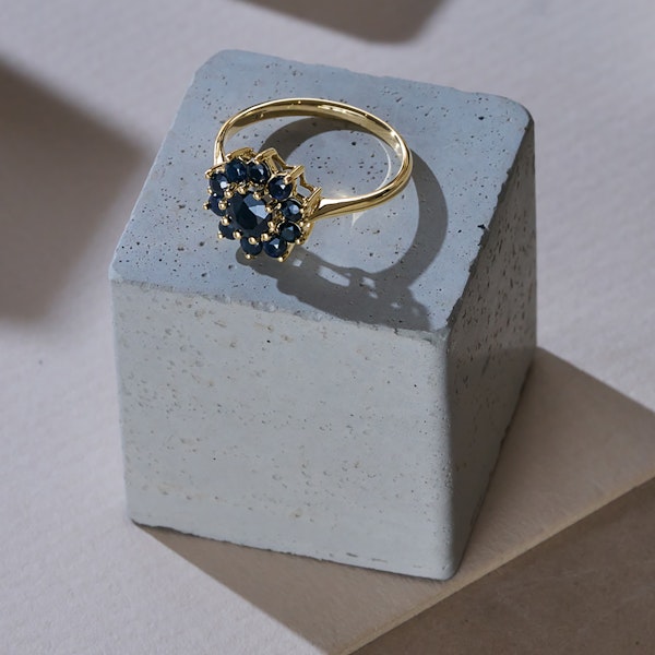 1.33ct Sapphire Cluster Ring in 9K Yellow Gold - Image 4