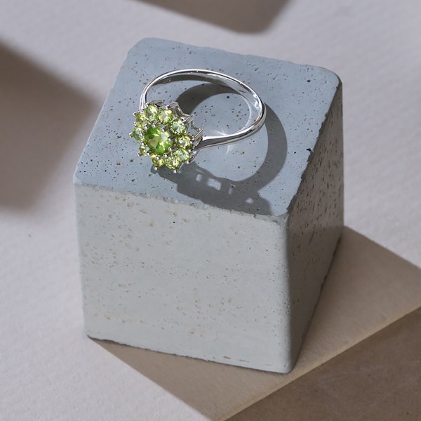 1.12ct Peridot Cluster Ring in 9K White Gold - Image 4