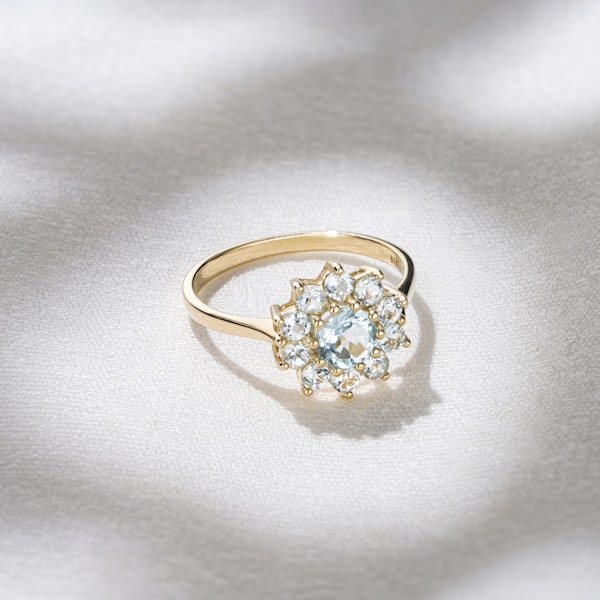 1.10ct Blue Topaz Cluster Ring in 9K Yellow Gold - Image 2