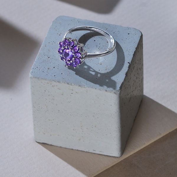 0.94ct Amethyst Cluster Ring in 9K White Gold - Image 4