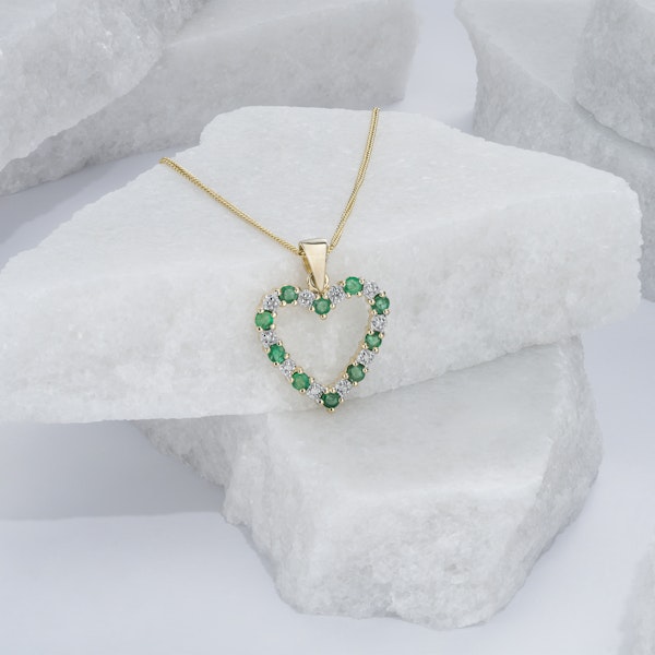 Emerald 0.54CT And Diamond 9K Yellow Gold Heart Pendant Necklace - Image 4