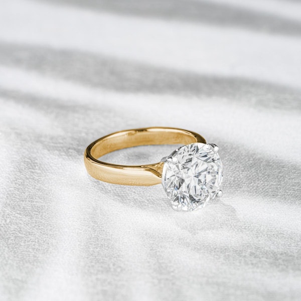 Elysia 5.00ct Lab Diamond Round Cut Engagement Ring in 18K Yellow Gold G/VS1 - Image 2