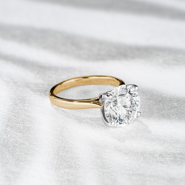 Grace 5.00ct Lab Diamond Round Cut Engagement Ring in 18K Yellow Gold G/VS1 - Image 2