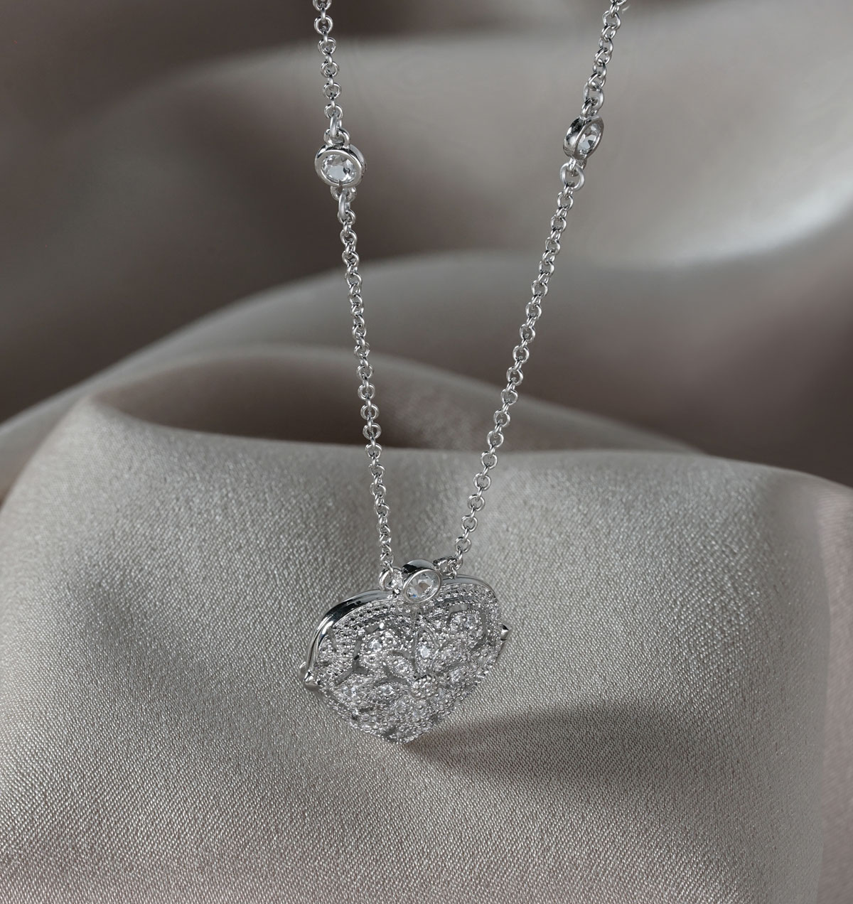 Silver hot sale diamond necklace