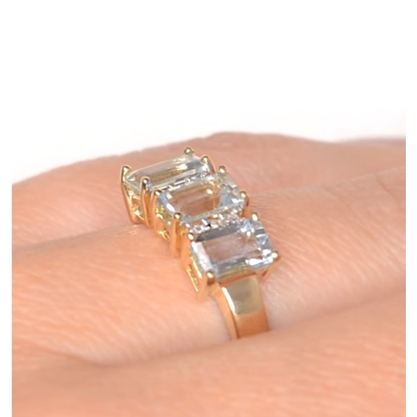 Aquamarine 1.65CT And Diamond 9K Yellow Gold Ring - Image 3