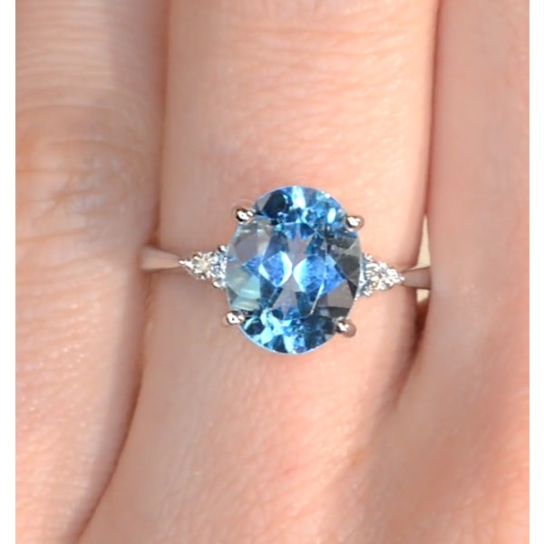9K White Gold Diamond and 2.60ct Blue Topaz Ring - Image 4
