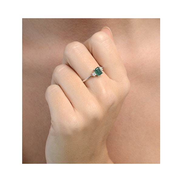 Emerald 6 x 4mm And Diamond 18K White Gold Ring - Image 4